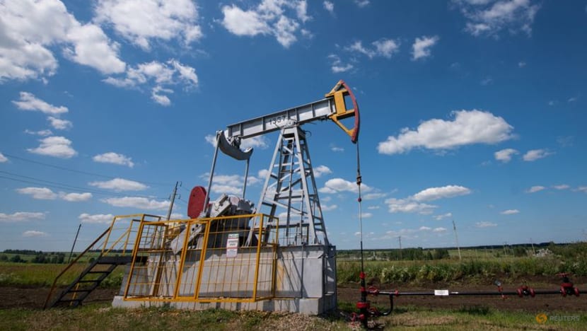 Oil rises on Mideast risk, tight supply 