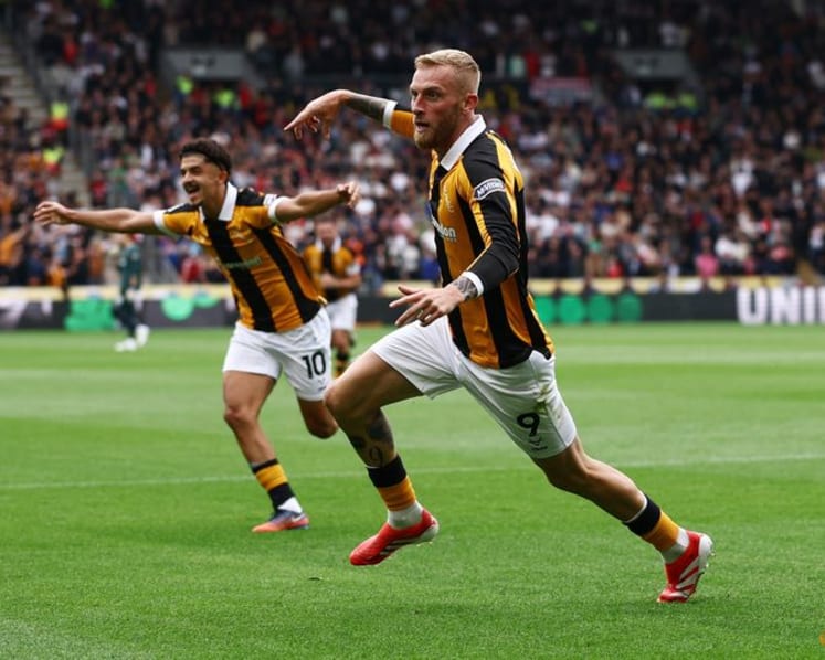 Striker McBurnie salutes Hull City's discipline in perfect start