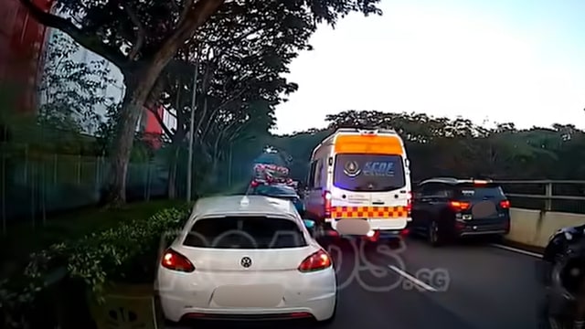 民防部队救护车鸣笛赶往救援 路上与德士擦撞