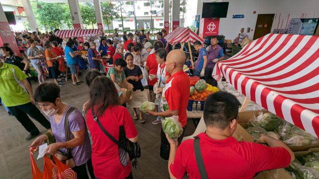 宏茂桥-后港办1元市场 居民可领八种蔬果