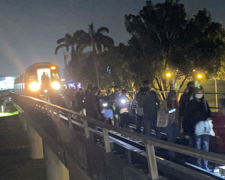 Power fault disrupts MRT services on North-South Line, East-West Line and Circle Line