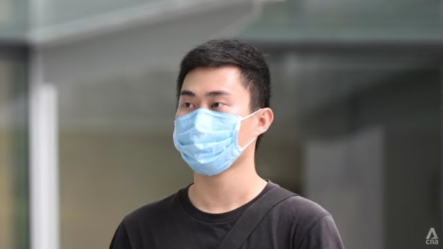 看戏踢前排椅背不爽遭投诉 男子推对方滚下楼梯被判监四周