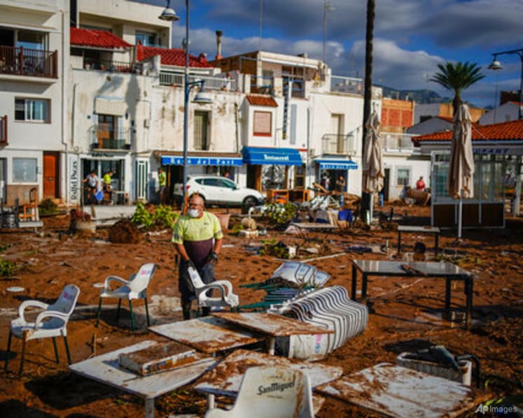 Floods sweep cars into sea, damage homes in northeast Spain
