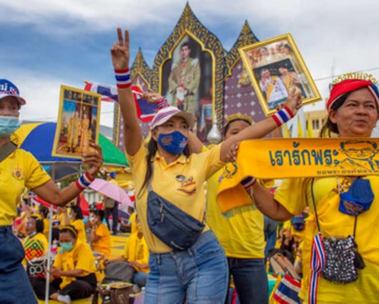 Thai king and queen take to street to meet adoring royalists