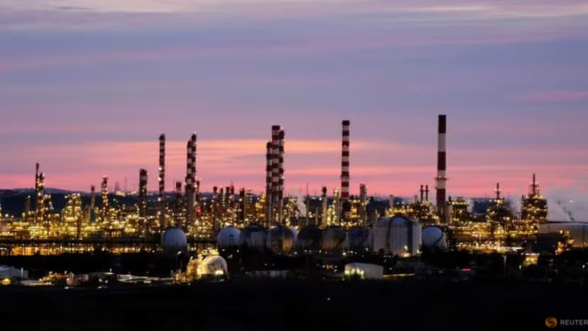 Harga minyak mendatar, kebimbangan lebihan bekalan berlarutan