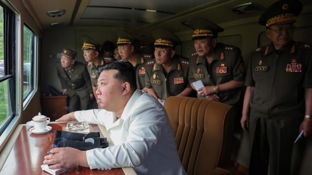 金正恩视察240毫米火箭炮发射系统试射行动