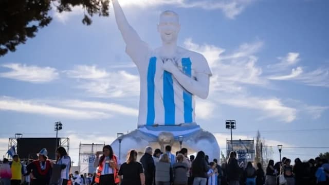 梅西再战世界杯  阿根廷国内大批球迷涌向雕像
