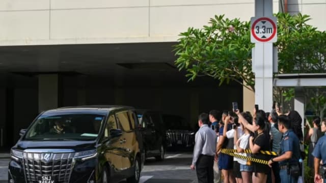 泰勒丝抵达新加坡 歌迷驻守实里达机场抢睹风采