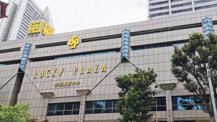 Wanita dituduh bertemu kawan di luar Lucky Plaza semasa 'pemutus jangkitan', serang sarjan polis