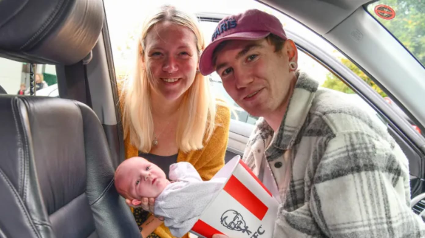 来不及赶赴医院 英国女子肯德基停车场生下“科迪上校”