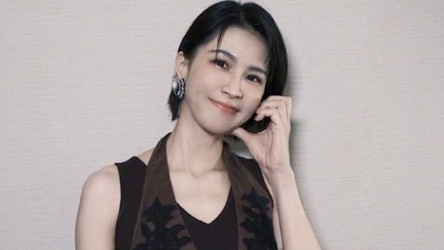 机场遭私生饭包围推挤害人跌倒！曾沛慈罕见动怒制止，反应获网友大赞