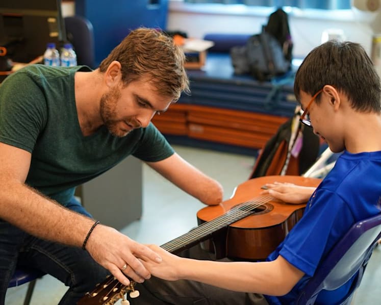 One-armed American guitarist inspires children in Singapore