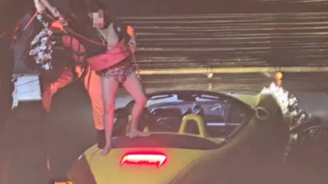 开保时捷冲下海 台男子穿内裤站车上等救援