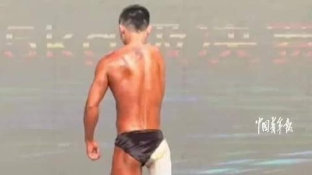 独腿独臂男子参加健美比赛 一登台就获得全场掌声