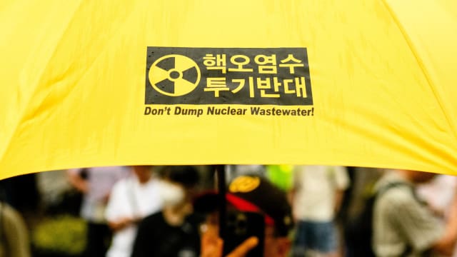 抗议日本福岛核污水排海 韩国16名大学生试图闯大使馆后被捕