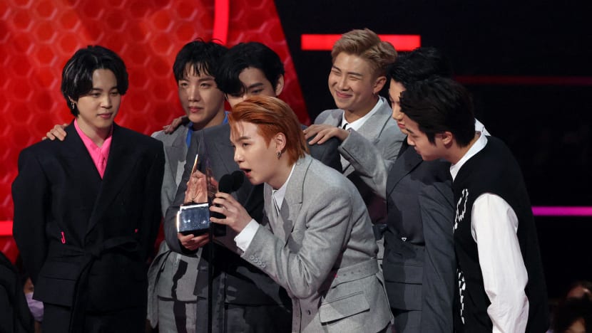 Bintang K-POP Suga dari BTS diuji positif COVID-19 selepas pulang dari AS