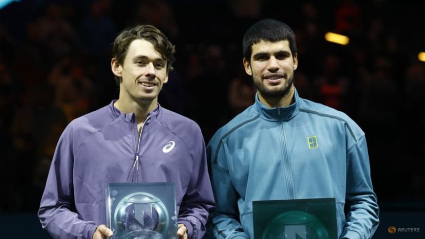 Alcaraz battles past De Minaur to take Rotterdam title Alcaraz battles past De Minaur to take Rotterdam title