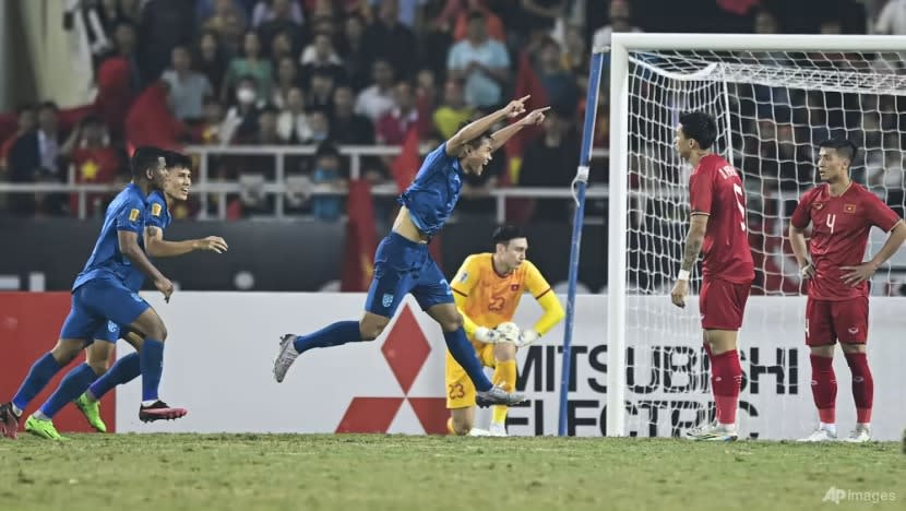 Vietnam terikat 2-2 lawan Thailand dalam perlawanan pertama peringkat akhir Piala AFF Vietnam terikat 2-2 lawan Thailand dalam perlawanan pertama peringkat akhir Piala AFF