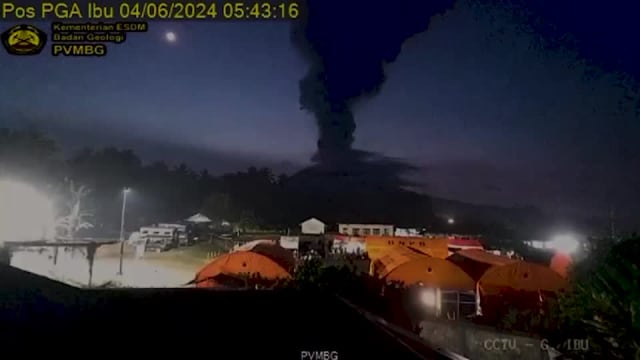 印尼伊布火山清晨喷发出高达5公里火山灰柱