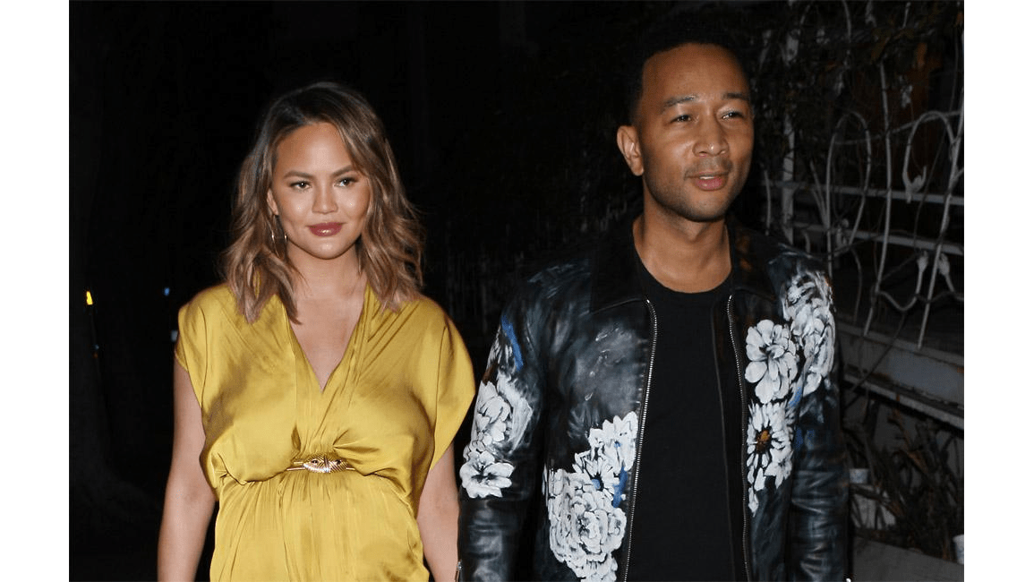 Chrissy Teigen quits Snapchat after Rihanna scandal 8days(02)