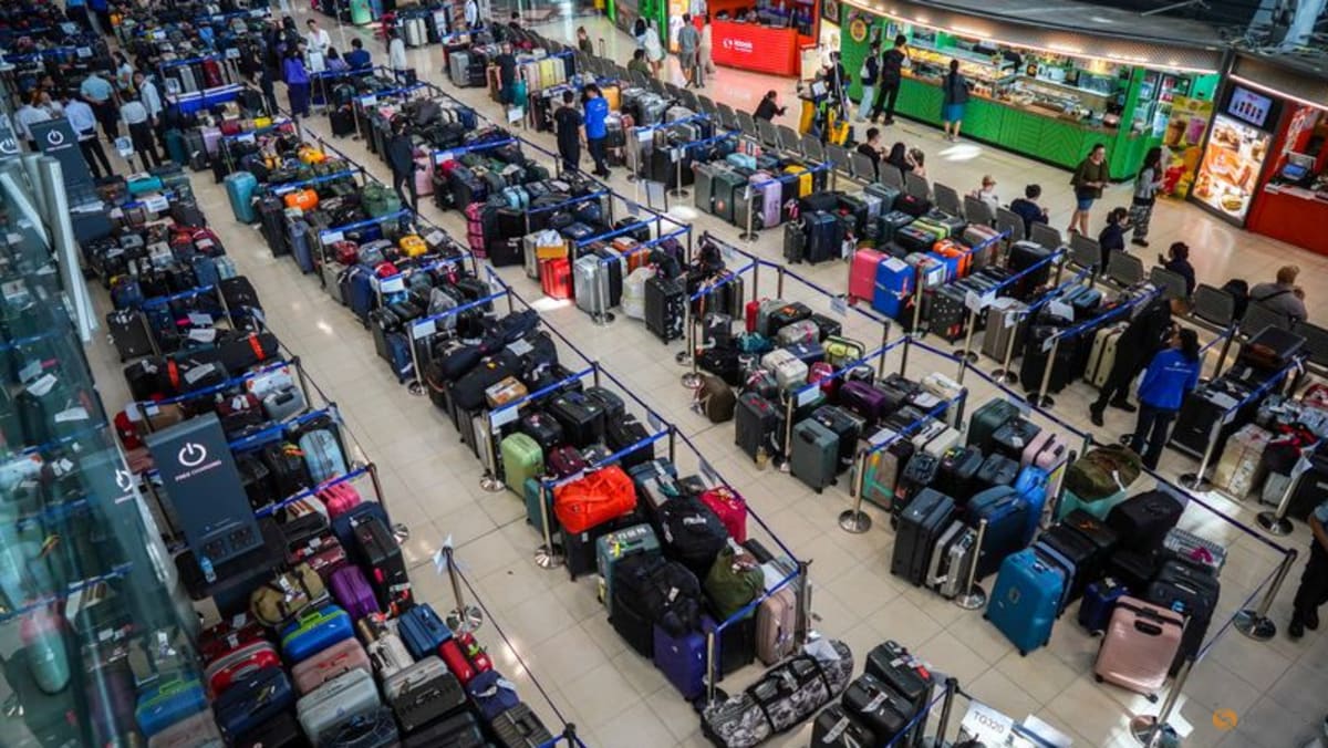 Thai Airways cuts flights, battles baggage chaos as Bangkok floods ease - CNA