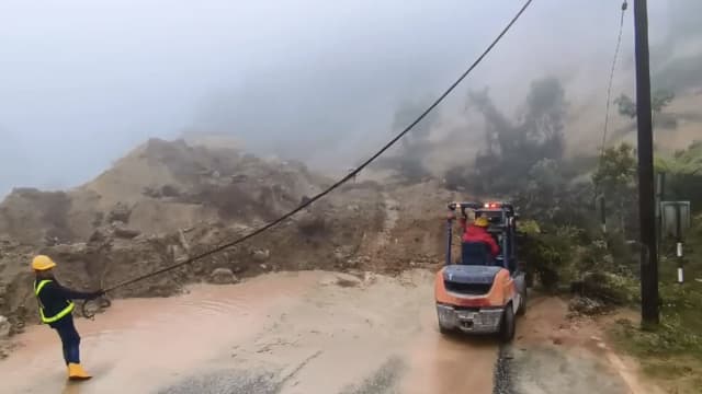 马国云顶附近路段土崩 道路被泥石流掩埋