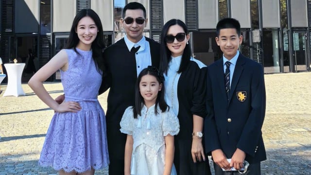 读瑞士“全球最贵”名校，赵文卓17岁爱女毕业啦！