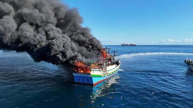 基隆外海渔船失火狂烧 七名船员跳海逃生幸存