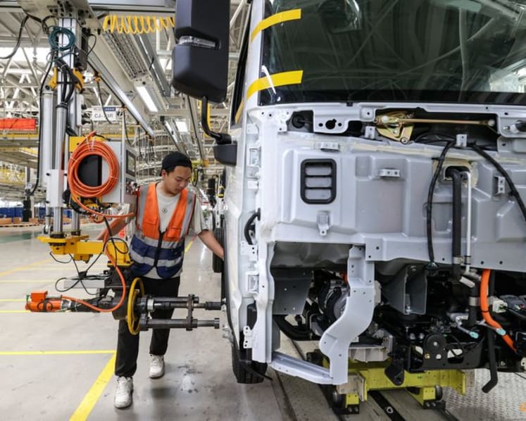 Commentary: Elon Musk and Bill Gates were both wrong on the future of trucks