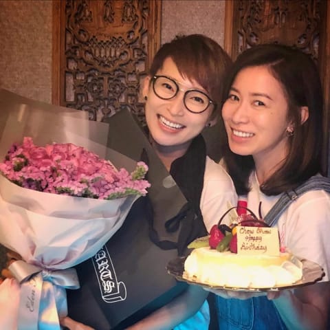 26年姐妹情！佘诗曼献花庆周家怡46岁生日，新闻女王2女王忙拍抽空送花
