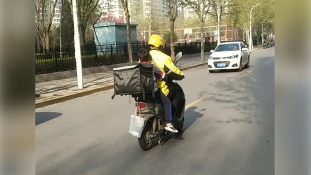 中国家长“下单”让外卖员接送孩子上学