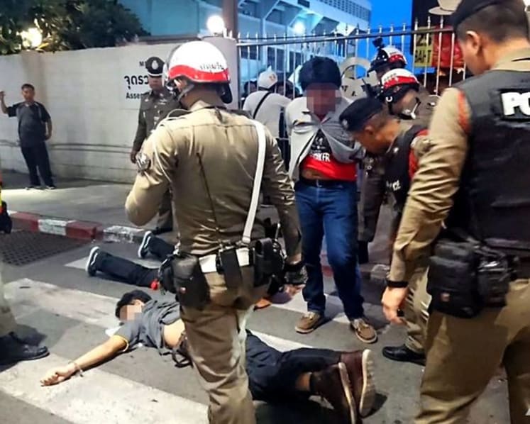 In a shopping haven in Bangkok, one of Thailand’s deadliest school rivalries