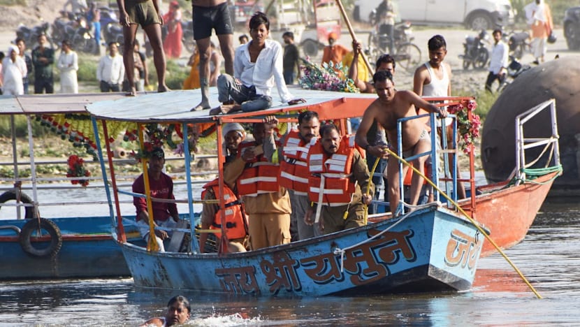 At least 10 dead after boat hits bridge in India: police