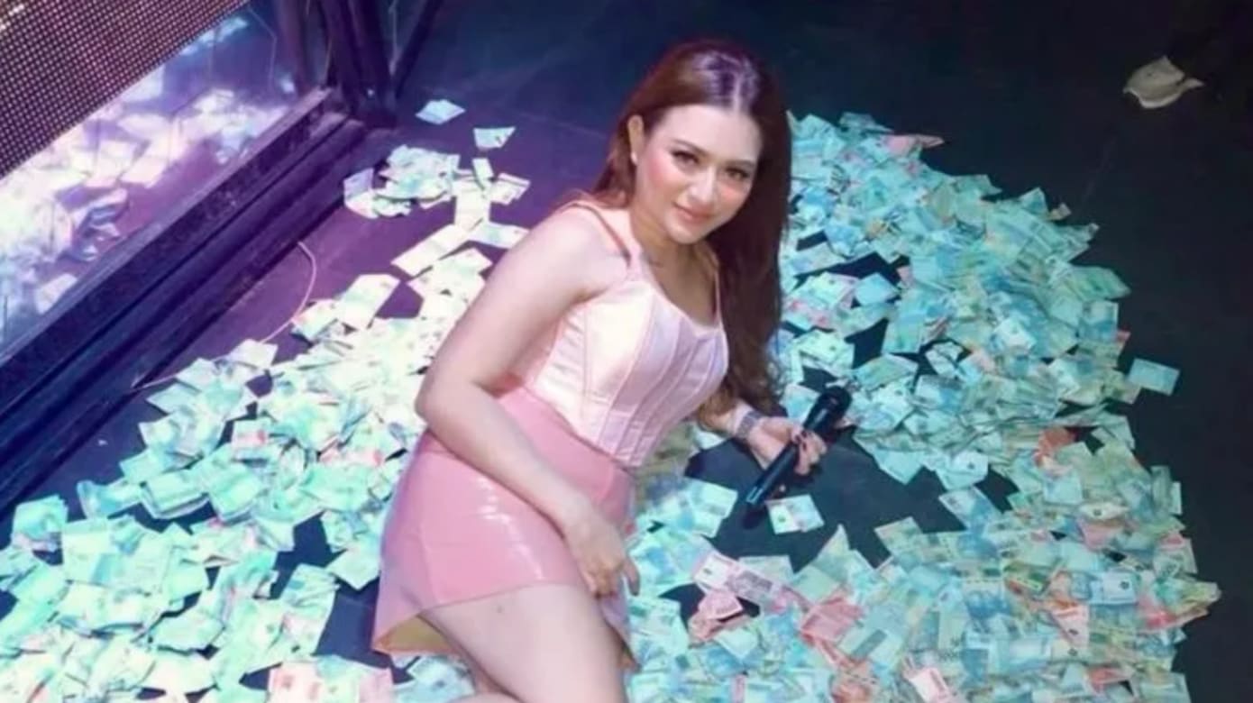 印尼知名DJ躺钞票堆炫富 称看到这些钱“内心瞬间融化”