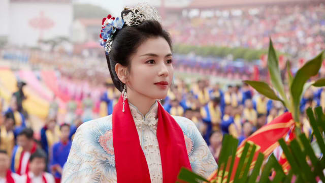 曾获3圣笅！“人间妈祖”刘涛现身湄洲岛，信徒膜拜