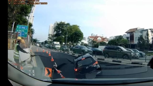 驶入车道后瞬间坠落 女司机坠坑惊险画面曝光