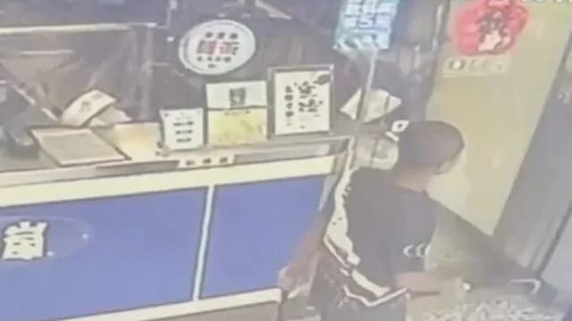 高雄男子骑脚车挥舞镰刀  随机砍伤人逃冈山被捕