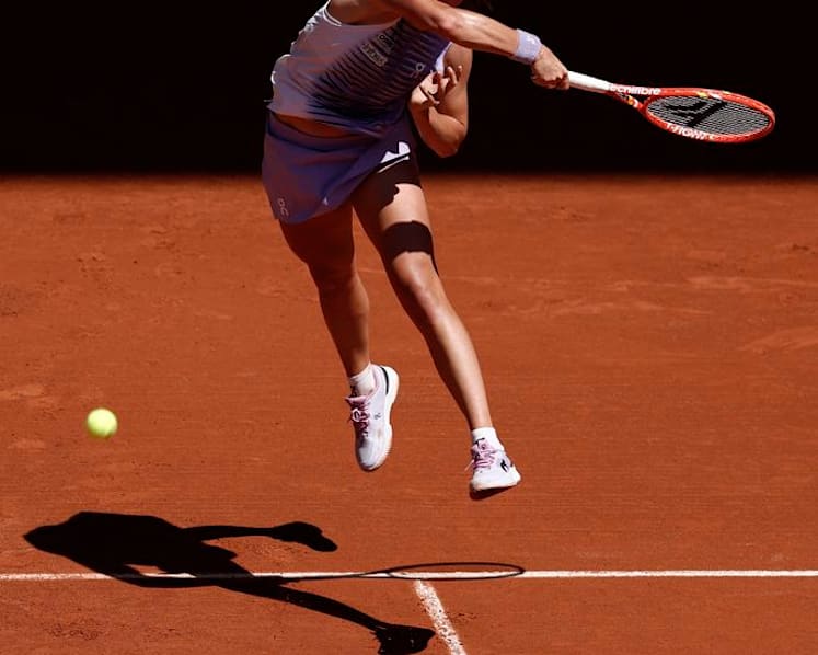 Erratic Swiatek reaches French Open round three