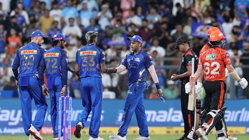 Pandya shields bowlers as Mumbai's struggles continue
