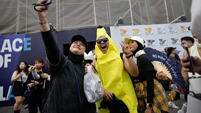 烟霾无阻追星热情 BIGBANG粉丝戴口罩赴演唱会