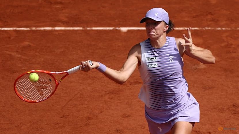 Four-times champion Swiatek cruises into French Open fourth round