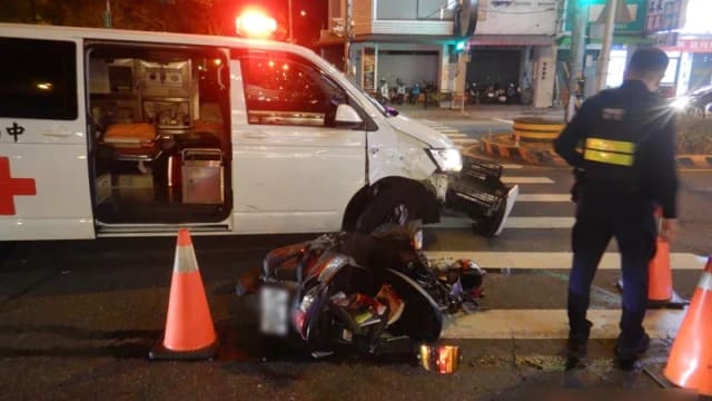 台男疑酒驾摩托车被救护车撞死 法医抽眼球液复验还清白