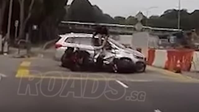 摩托车与轿车相撞 骑士被抛上车顶 四人送院