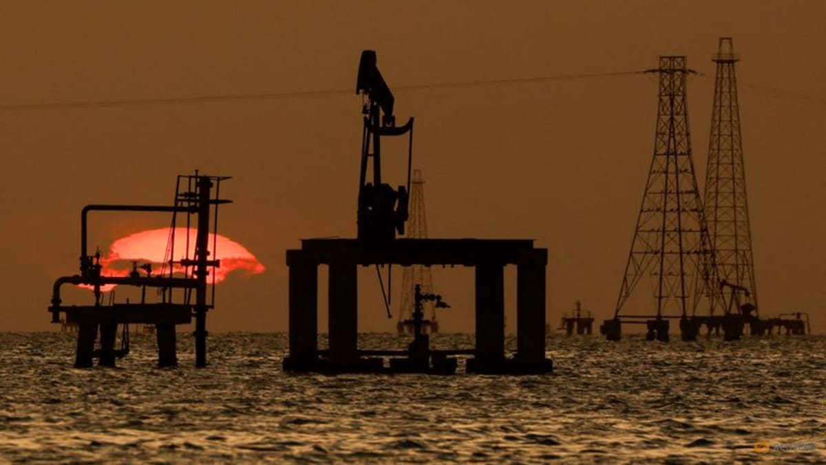 Oil rises over $1 as Iran crisis disrupts Middle East supply