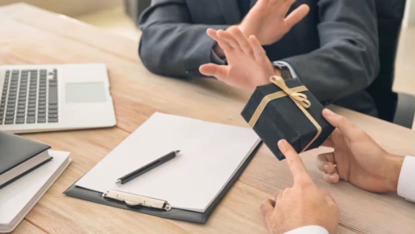 'Lebih mudah untuk menolak': Kakitangan awam sedia tolak hadiah daripada perlu lalui proses pengisytiharan