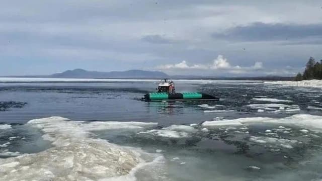 疑严重超载 俄国贝加尔湖气垫船翻覆酿五死