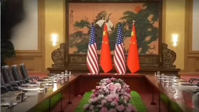 习特会桌上摆粉白杜鹃 花语藏“融合无间”