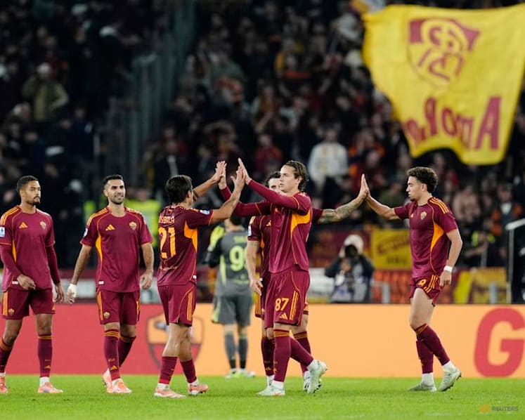 Roma beat Parma 2-1 to keep pace with leaders Napoli