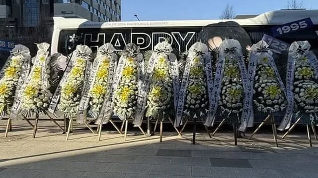 和女偶像传绯闻，K-pop男偶像收狂粉送丧礼花圈！