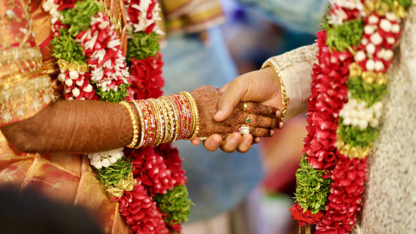 லட்டு, கற்கண்டு இப்போது துவாலை, குவளை - மாறிவரும் திருமண "door gift"- இது அவசியமா?